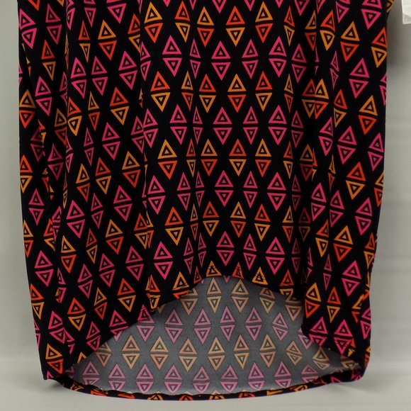 LuLaRoe Irma Triangle/Diamond Print Tunic Top Size S NWT - Picture 2 of 9